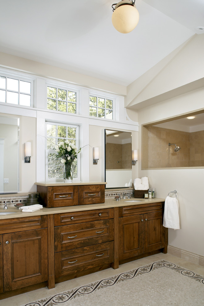 Idée de décoration pour une salle de bain tradition en bois foncé.