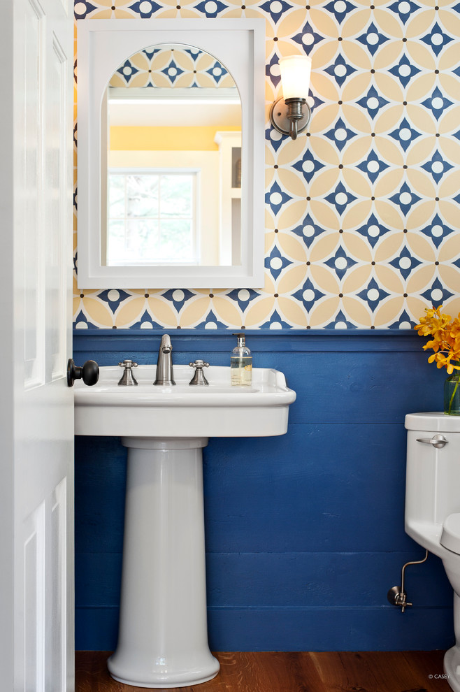 Ispirazione per una stanza da bagno con doccia design di medie dimensioni con lavabo a colonna, WC monopezzo, pareti blu e pavimento in legno massello medio