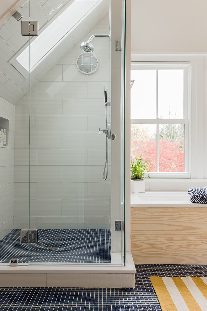 На фото: ванная комната среднего размера в морском стиле с угловым душем, белой плиткой, белыми стенами, полновстраиваемой ванной, полом из мозаичной плитки, врезной раковиной, столешницей из искусственного кварца, керамической плиткой и синим полом с