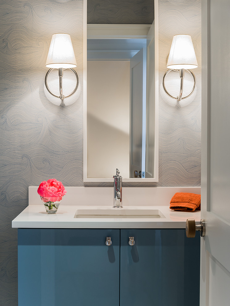 Esempio di una piccola stanza da bagno con doccia moderna con lavabo sottopiano, ante lisce, ante blu, top in quarzite, WC a due pezzi, piastrelle bianche, piastrelle in ceramica, pareti blu e pavimento con piastrelle in ceramica