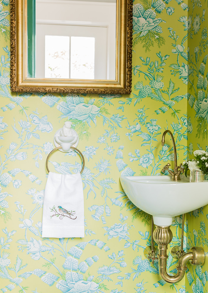 Esempio di una piccola stanza da bagno con doccia classica con lavabo sospeso, WC a due pezzi, piastrelle grigie, piastrelle in pietra, pareti gialle e pavimento in marmo