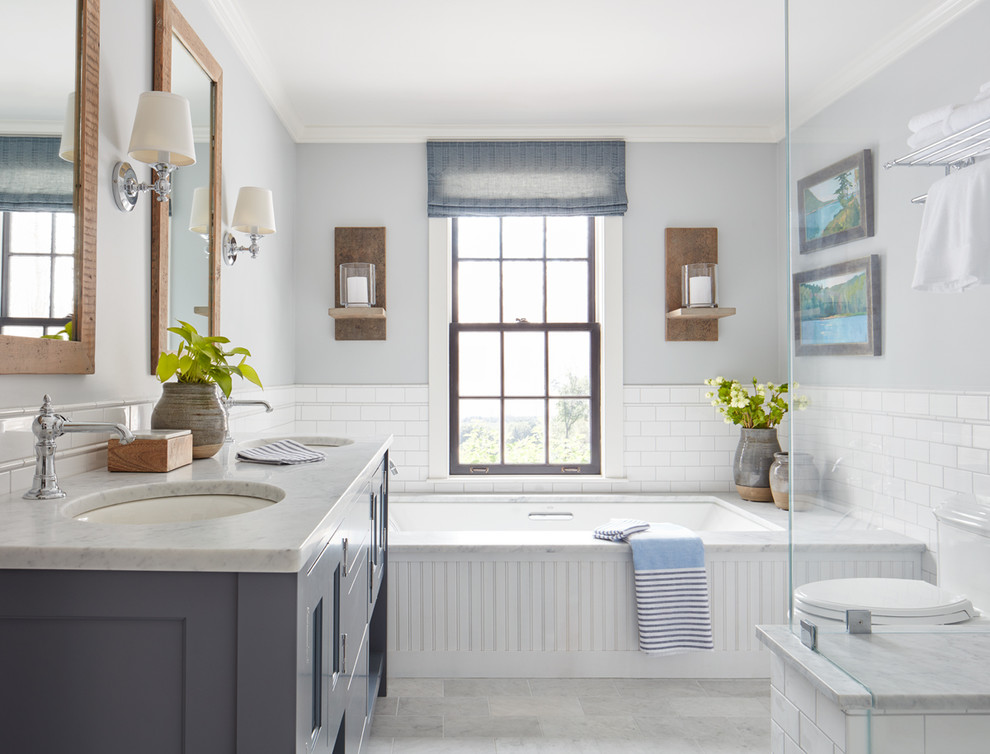 Идея дизайна: ванная комната в стиле кантри с серыми фасадами, полновстраиваемой ванной, угловым душем, унитазом-моноблоком и врезной раковиной