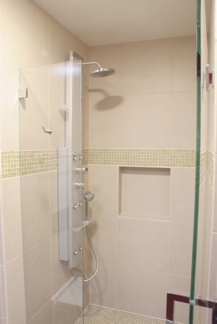 Exemple d'une petite douche en alcôve principale moderne en bois foncé avec un placard en trompe-l'oeil, WC suspendus, un carrelage jaune, un carrelage en pâte de verre, un mur rouge, un sol en carrelage de porcelaine, une vasque et un plan de toilette en quartz modifié.