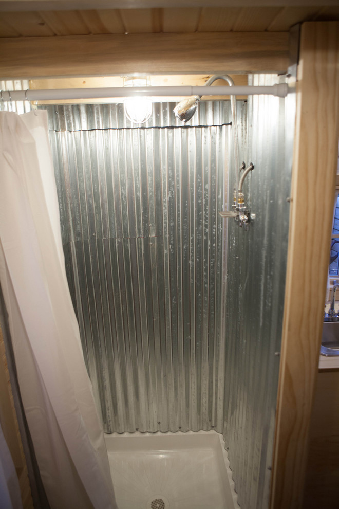 Foto di una piccola stanza da bagno padronale chic con ante in legno chiaro, top in legno, doccia ad angolo e pavimento in legno massello medio