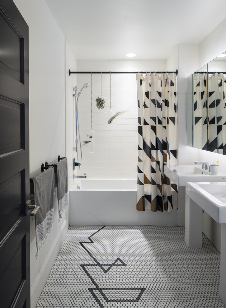 Idéer för ett mellanstort modernt en-suite badrum, med ett badkar i en alkov, en dusch/badkar-kombination, vit kakel, vita väggar, mosaikgolv, ett piedestal handfat, flerfärgat golv och dusch med duschdraperi