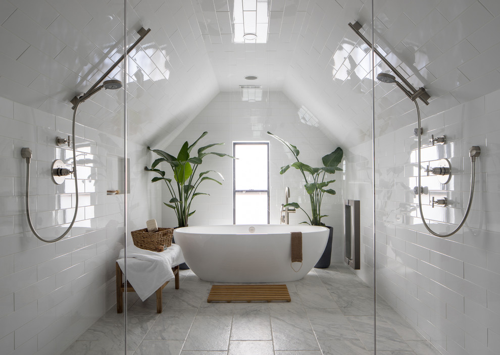 Exemple d'une salle de bain principale tendance de taille moyenne avec une baignoire indépendante, un espace douche bain, un carrelage blanc, du carrelage en marbre, un mur blanc, un sol en carrelage de porcelaine et un sol blanc.