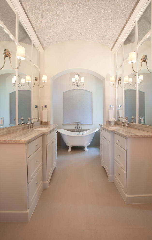 ダラスにあるトラディショナルスタイルのおしゃれな浴室 (御影石の洗面台、ベージュの床) の写真
