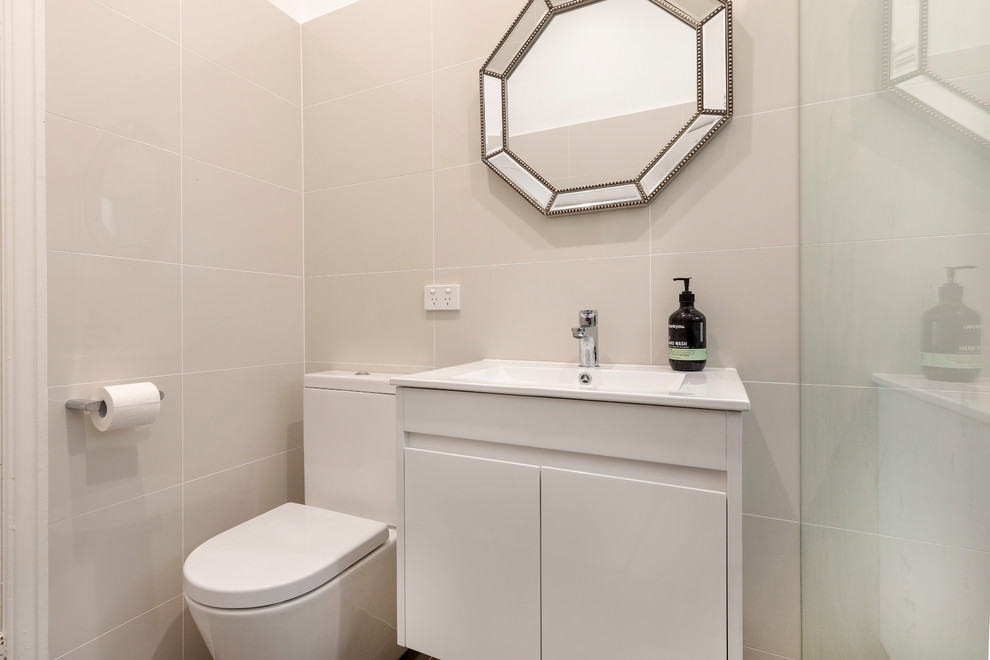 Kleines Modernes Duschbad mit verzierten Schränken, weißen Schränken, offener Dusche, Wandtoilette mit Spülkasten, weißer Wandfarbe, integriertem Waschbecken und schwarzem Boden in Sydney