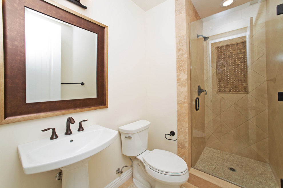 Cette image montre une salle de bain design avec WC séparés, un carrelage beige, du carrelage en travertin, un mur blanc, un sol en galet, un lavabo de ferme, un sol beige et une cabine de douche à porte battante.
