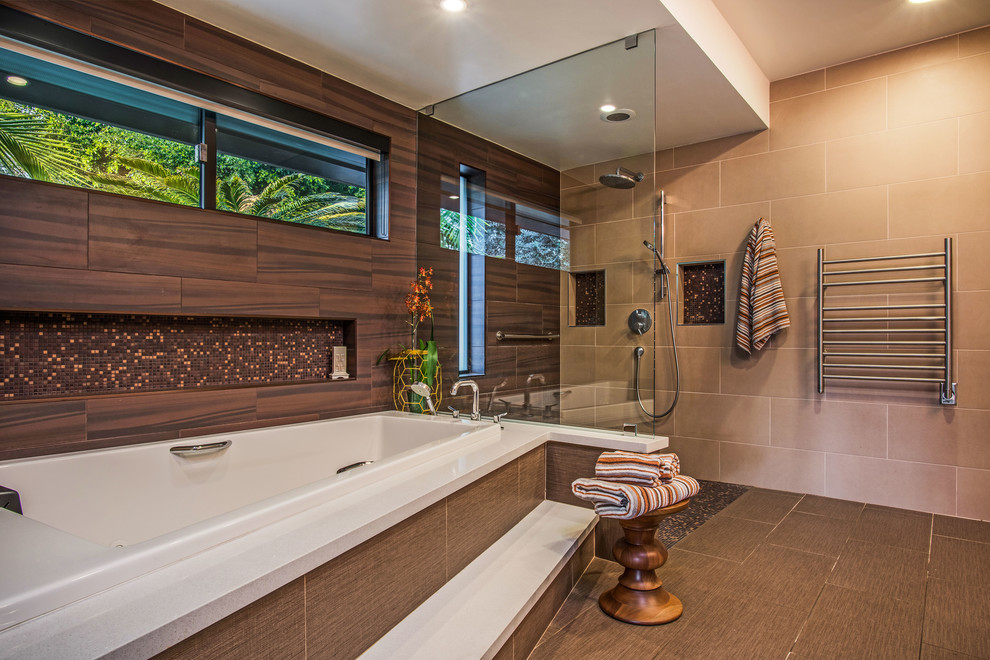 На фото: ванная комната в современном стиле с открытым душем с