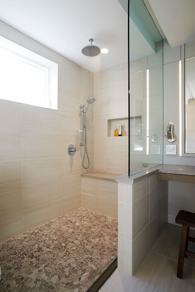 Пример оригинального дизайна: главная ванная комната среднего размера в современном стиле с отдельно стоящей ванной, унитазом-моноблоком, полом из керамогранита, плоскими фасадами, светлыми деревянными фасадами, открытым душем, бежевой плиткой, керамогранитной плиткой, бежевыми стенами, раковиной с несколькими смесителями, столешницей из бетона, бежевым полом и открытым душем