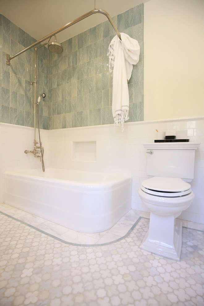 Источник вдохновения для домашнего уюта: ванная комната в классическом стиле с ванной в нише, душем над ванной, раздельным унитазом, белой плиткой, мраморной плиткой, белыми стенами, мраморным полом, душевой кабиной и раковиной с пьедесталом