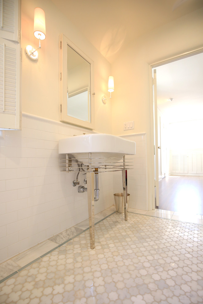 サンディエゴにあるお手頃価格のトラディショナルスタイルのおしゃれなバスルーム (浴槽なし) (アルコーブ型浴槽、シャワー付き浴槽	、分離型トイレ、白いタイル、大理石タイル、白い壁、大理石の床、ペデスタルシンク) の写真