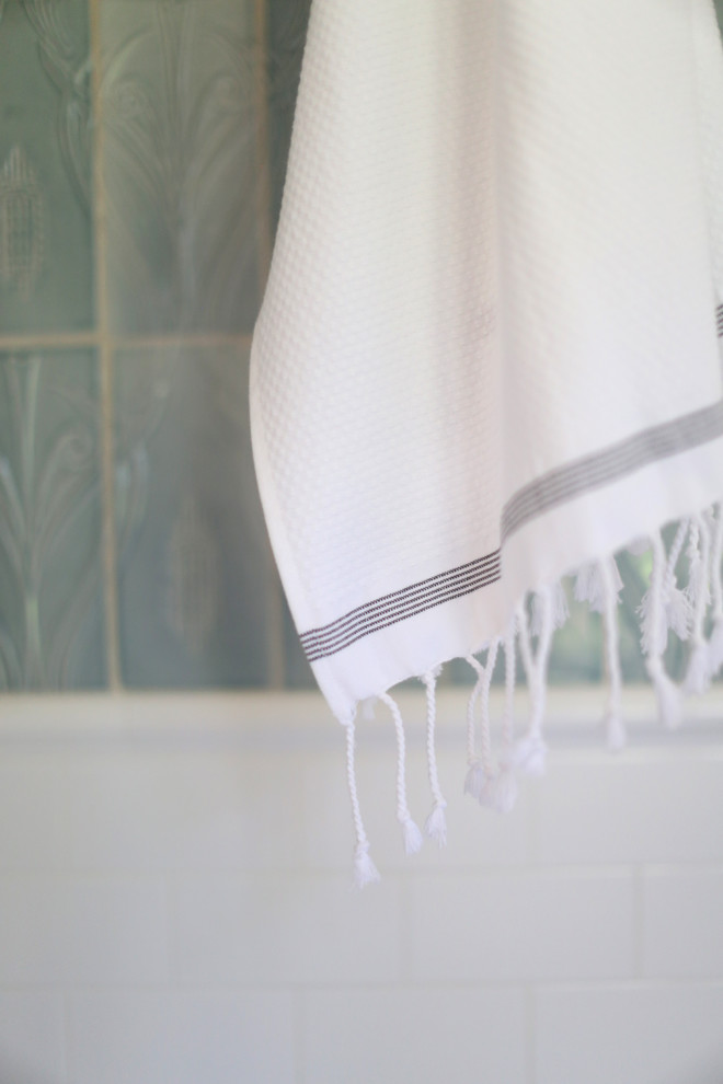 Klassisches Duschbad mit Badewanne in Nische, Duschbadewanne, Wandtoilette mit Spülkasten, weißen Fliesen, Marmorfliesen, weißer Wandfarbe, Marmorboden und Sockelwaschbecken in San Diego