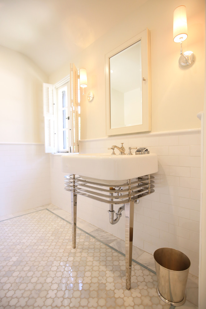 На фото: ванная комната в классическом стиле с ванной в нише, душем над ванной, раздельным унитазом, белой плиткой, мраморной плиткой, белыми стенами, мраморным полом, душевой кабиной и раковиной с пьедесталом с