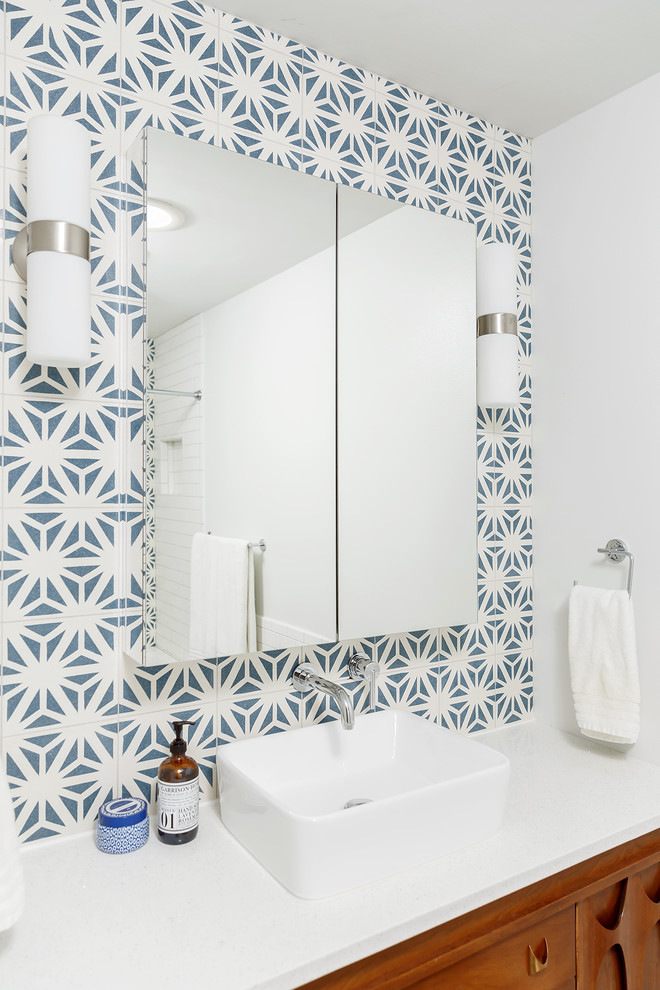 Esempio di una stanza da bagno moderna con consolle stile comò e top in quarzo composito