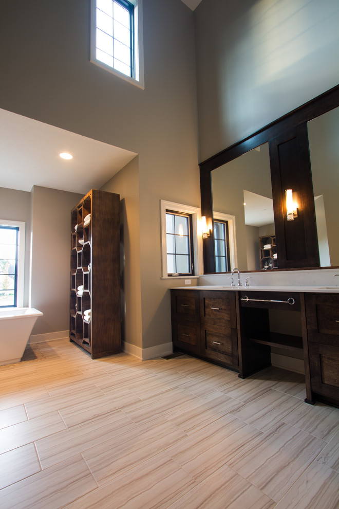 Inredning av ett klassiskt stort en-suite badrum, med skåp i shakerstil, skåp i mörkt trä, ett fristående badkar, en dusch i en alkov, en toalettstol med separat cisternkåpa, bruna väggar, ett undermonterad handfat och bänkskiva i akrylsten