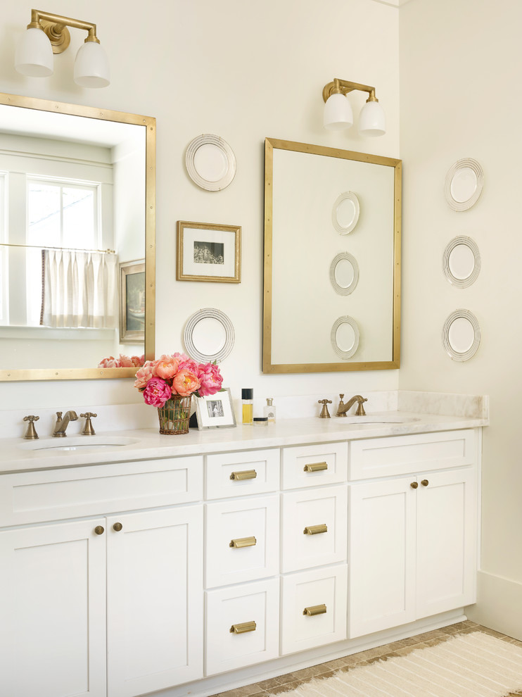 Foto di una stanza da bagno tradizionale con lavabo sottopiano, ante in stile shaker, ante bianche, piastrelle beige, pareti bianche e top bianco