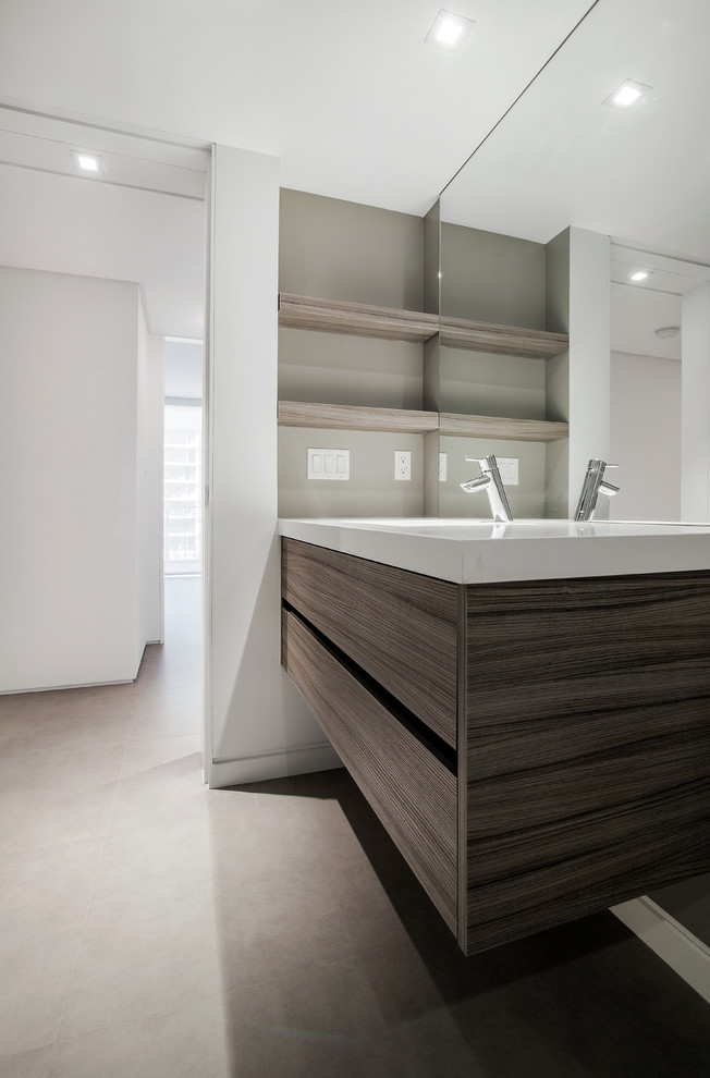 Modernes Badezimmer mit flächenbündigen Schrankfronten, dunklen Holzschränken, Duschnische, Toilette mit Aufsatzspülkasten, grauer Wandfarbe, integriertem Waschbecken und Mineralwerkstoff-Waschtisch in Miami