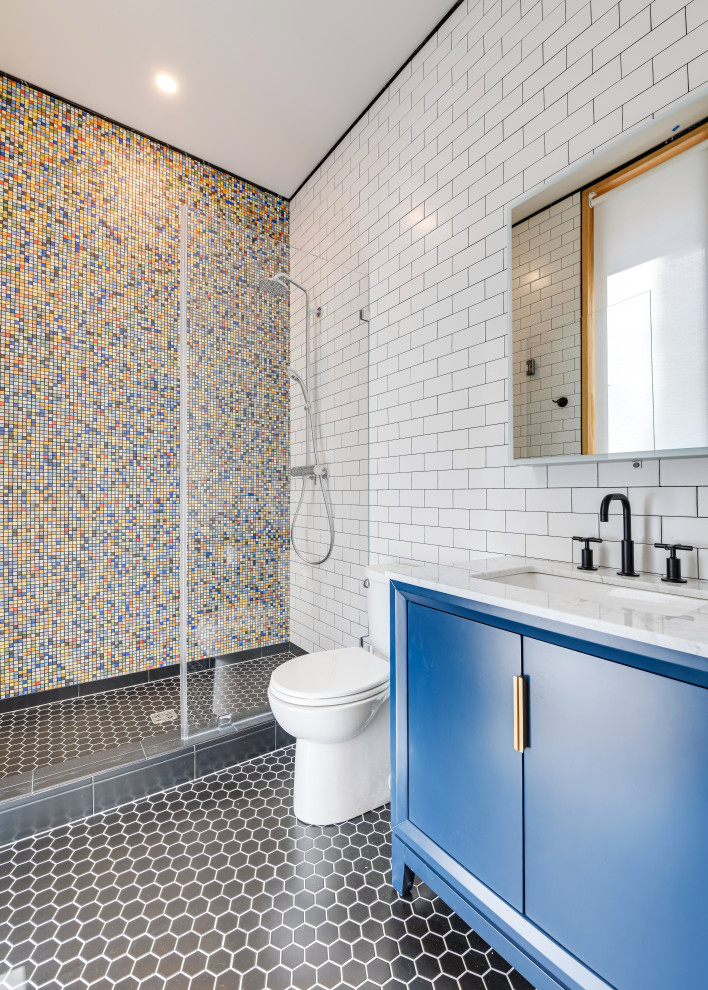 Стильный дизайн: ванная комната в современном стиле с плоскими фасадами, синими фасадами, душем в нише, раздельным унитазом, разноцветной плиткой, плиткой кабанчик, душевой кабиной, врезной раковиной, черным полом, душем с распашными дверями и белой столешницей - последний тренд