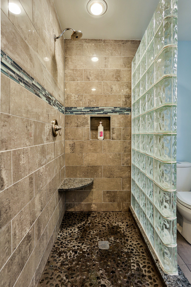 Aménagement d'une grande douche en alcôve principale classique en bois foncé avec un placard à porte shaker, WC séparés, un carrelage gris, des carreaux de porcelaine, un mur gris, un sol en carrelage de porcelaine, un lavabo encastré et un plan de toilette en granite.