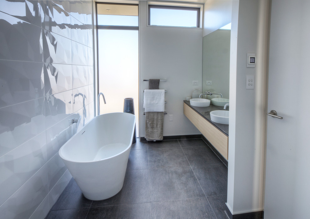 На фото: ванная комната в современном стиле с окном с