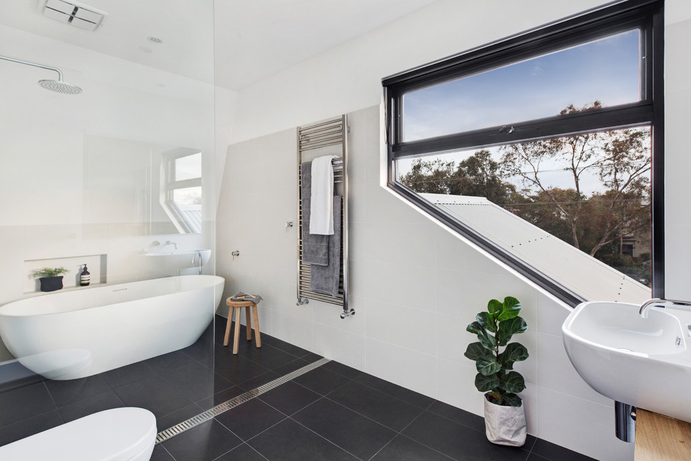 Modernes Badezimmer En Suite mit freistehender Badewanne, bodengleicher Dusche, weißer Wandfarbe, Aufsatzwaschbecken und offener Dusche in Melbourne