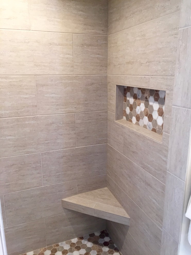 Foto di una stanza da bagno padronale american style con doccia ad angolo, piastrelle multicolore, piastrelle in pietra, pareti beige, pavimento con piastrelle in ceramica, lavabo a consolle e top in laminato
