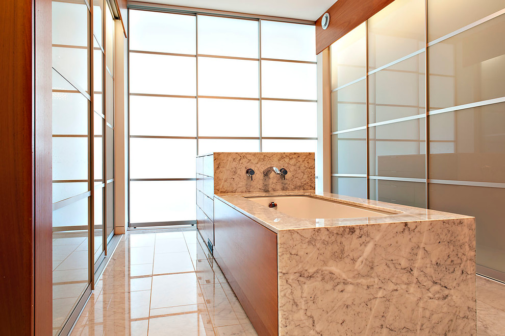 Idéer för stora funkis en-suite badrum, med släta luckor, skåp i mellenmörkt trä, marmorbänkskiva, ett undermonterat badkar, vit kakel, stenkakel och marmorgolv