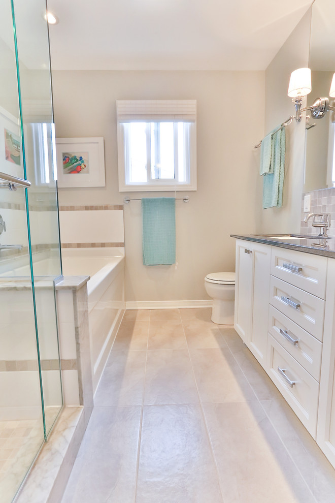 Example of a classic bathroom design in Ottawa