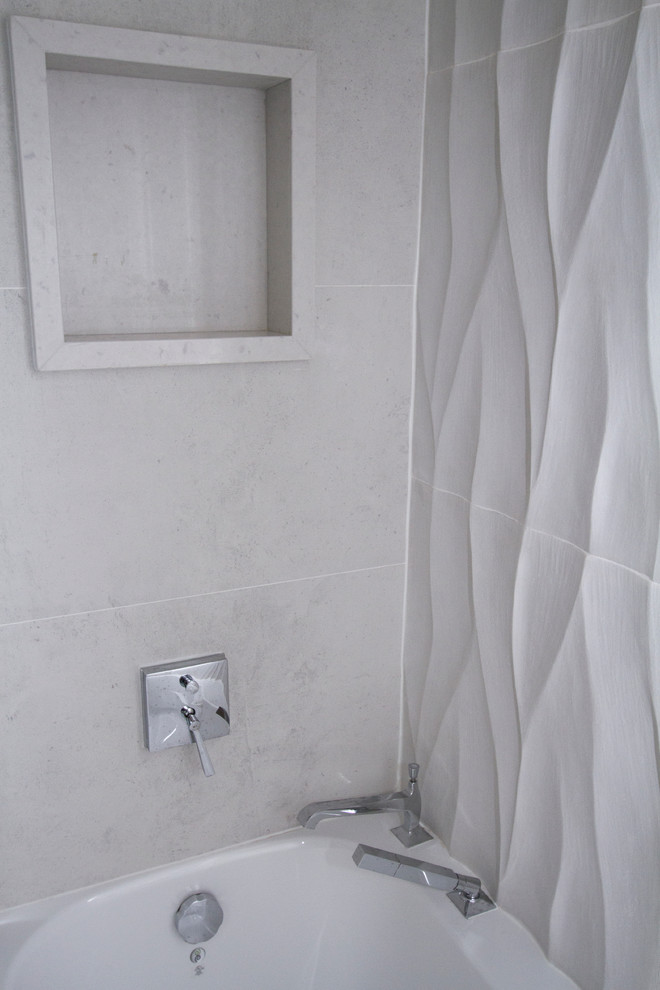 Стильный дизайн: главная ванная комната среднего размера в современном стиле с плоскими фасадами, белыми фасадами, ванной в нише, душем над ванной, унитазом-моноблоком, белыми стенами, полом из сланца и стеклянной столешницей - последний тренд