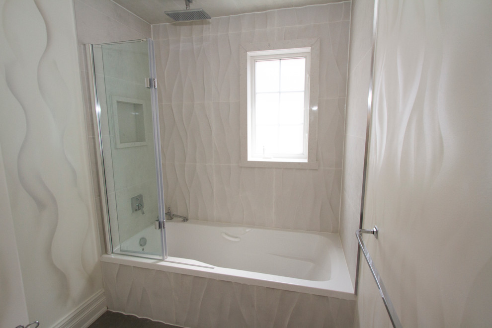 Idee per una stanza da bagno padronale contemporanea di medie dimensioni con ante lisce, ante bianche, vasca ad alcova, vasca/doccia, WC monopezzo, pareti bianche, pavimento in ardesia e top in vetro