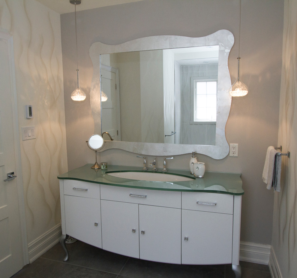 Свежая идея для дизайна: главная ванная комната среднего размера в современном стиле с плоскими фасадами, белыми фасадами, белыми стенами, полом из сланца и стеклянной столешницей - отличное фото интерьера