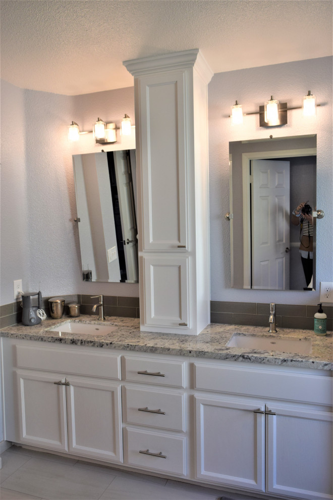 Immagine di una piccola stanza da bagno padronale moderna con ante lisce, ante bianche, piastrelle grigie, piastrelle in gres porcellanato, top in granito, top bianco, due lavabi e mobile bagno incassato