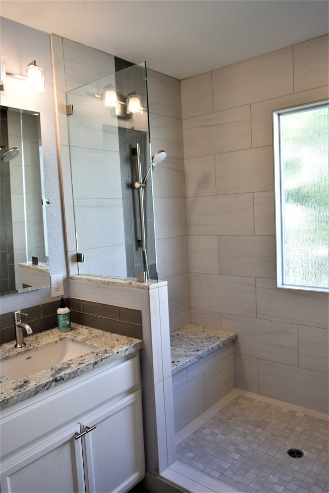 Стильный дизайн: маленькая главная ванная комната в стиле модернизм с плоскими фасадами, белыми фасадами, открытым душем, унитазом-моноблоком, серой плиткой, керамогранитной плиткой, серыми стенами, полом из керамогранита, врезной раковиной, столешницей из гранита, серым полом, открытым душем, белой столешницей, сиденьем для душа, тумбой под две раковины и встроенной тумбой для на участке и в саду - последний тренд