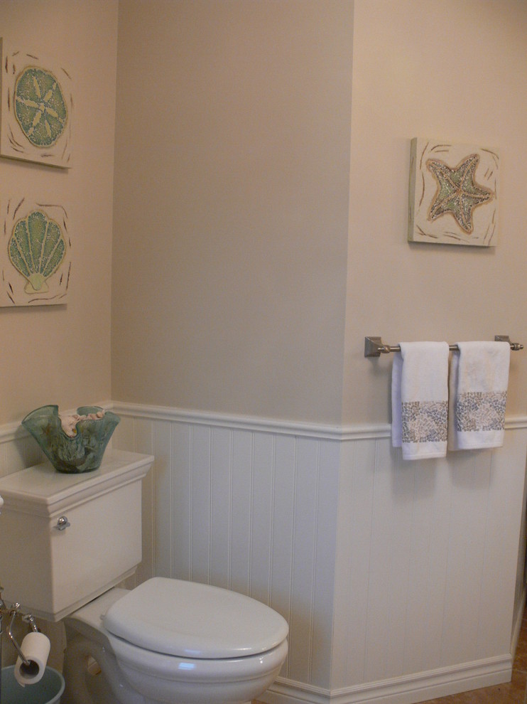 Ejemplo de cuarto de baño clásico renovado con lavabo bajoencimera, armarios tipo mueble, puertas de armario blancas, encimera de granito, bañera con patas, ducha esquinera, baldosas y/o azulejos beige y baldosas y/o azulejos de piedra