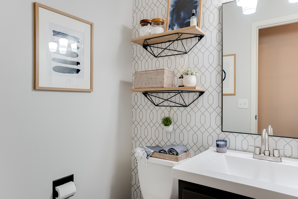 Ispirazione per una stanza da bagno tradizionale di medie dimensioni con pareti beige, parquet scuro e pavimento beige