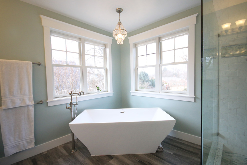 Modelo de cuarto de baño principal de estilo americano con bañera exenta, suelo de baldosas de porcelana y suelo gris
