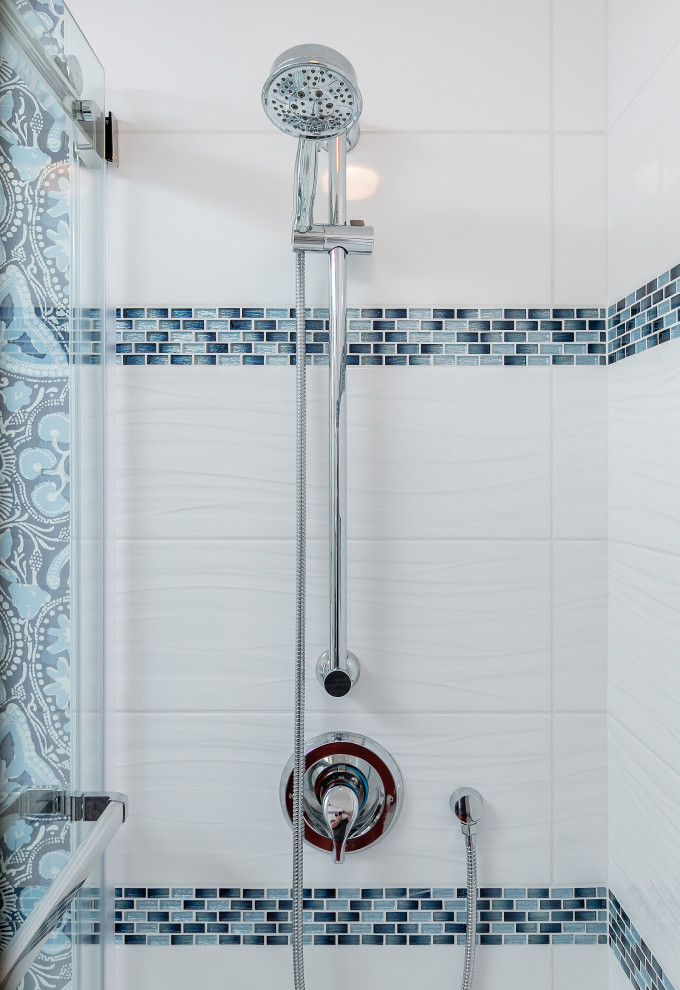 Exemple d'une salle de bain tendance de taille moyenne avec un placard avec porte à panneau encastré, des portes de placard bleues, une douche double, un carrelage bleu, des carreaux de céramique, un mur multicolore, un lavabo encastré, un plan de toilette en quartz, une cabine de douche à porte coulissante et un plan de toilette blanc.