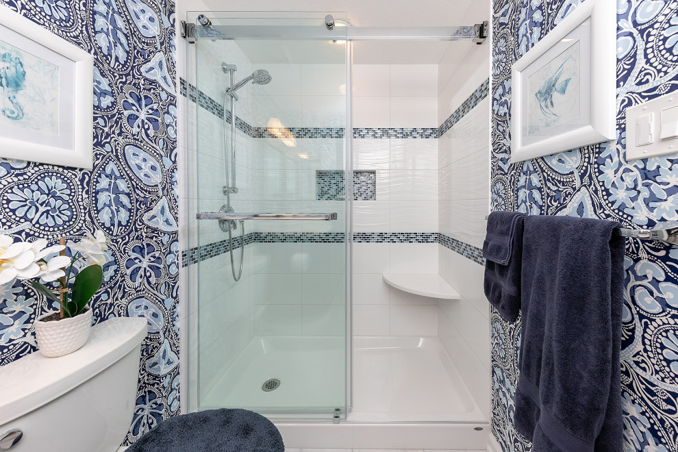 На фото: ванная комната среднего размера в современном стиле с фасадами с утопленной филенкой, синими фасадами, двойным душем, синей плиткой, керамической плиткой, разноцветными стенами, врезной раковиной, столешницей из кварцита, душем с раздвижными дверями и белой столешницей