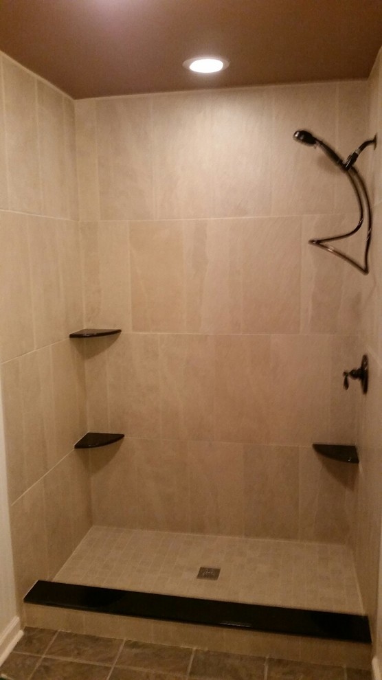 Foto di una piccola stanza da bagno padronale design con doccia aperta, piastrelle multicolore e piastrelle in ceramica