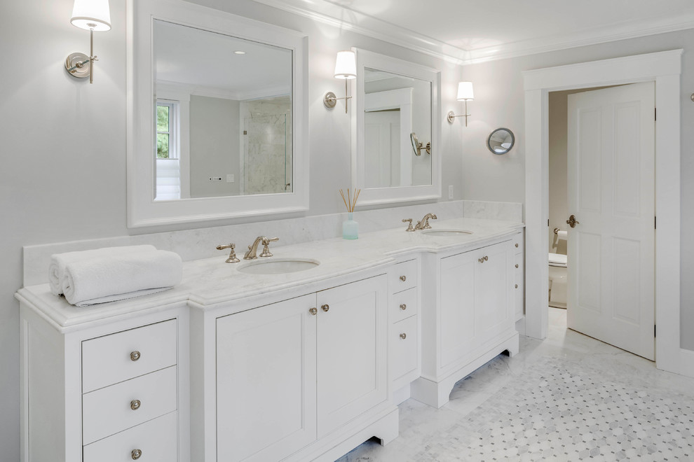 Inspiration för stora klassiska vitt en-suite badrum, med vita skåp, ett fristående badkar, en öppen dusch, beige kakel, keramikplattor, grå väggar, marmorgolv, ett undermonterad handfat, marmorbänkskiva, vitt golv och dusch med gångjärnsdörr