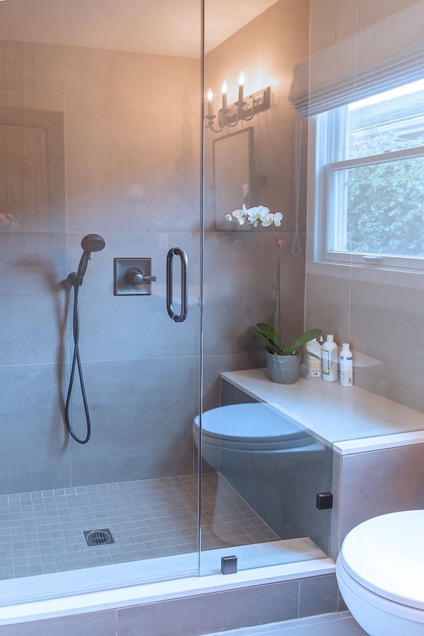 На фото: огромная ванная комната в современном стиле с плоскими фасадами и фасадами цвета дерева среднего тона