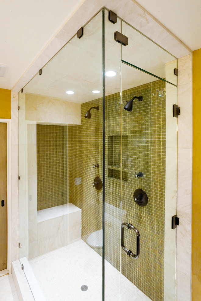 На фото: ванная комната среднего размера в морском стиле с зеленой плиткой с