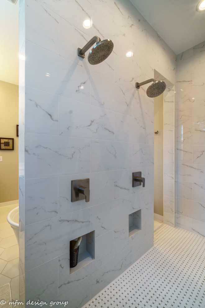 Inspiration för stora lantliga vitt en-suite badrum, med skåp i shakerstil, grå skåp, ett fristående badkar, en öppen dusch, en bidé, vit kakel, marmorkakel, beige väggar, marmorgolv, ett undermonterad handfat, marmorbänkskiva, vitt golv och med dusch som är öppen