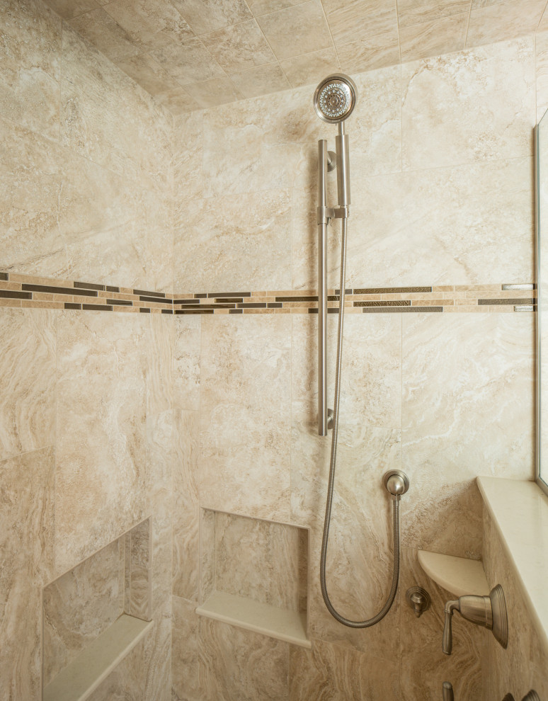 Idéer för mellanstora vintage vitt en-suite badrum, med luckor med infälld panel, skåp i mellenmörkt trä, en dusch i en alkov, en toalettstol med hel cisternkåpa, beige kakel, travertinkakel, beige väggar, travertin golv, ett undermonterad handfat, bänkskiva i akrylsten, beiget golv och dusch med gångjärnsdörr