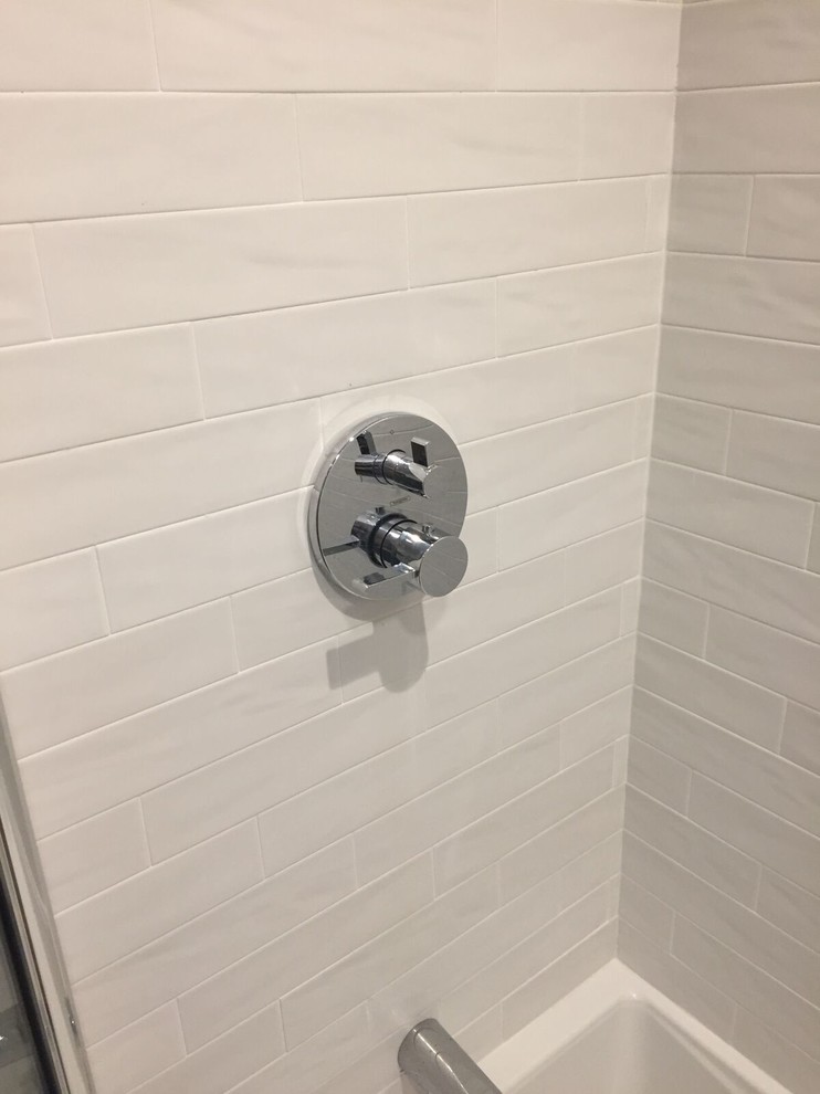 Foto di una stanza da bagno tradizionale con vasca/doccia, piastrelle bianche, piastrelle diamantate e doccia aperta