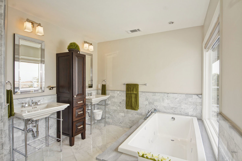 Источник вдохновения для домашнего уюта: ванная комната в классическом стиле с консольной раковиной, фасадами с выступающей филенкой, темными деревянными фасадами, накладной ванной, белой плиткой и бежевыми стенами