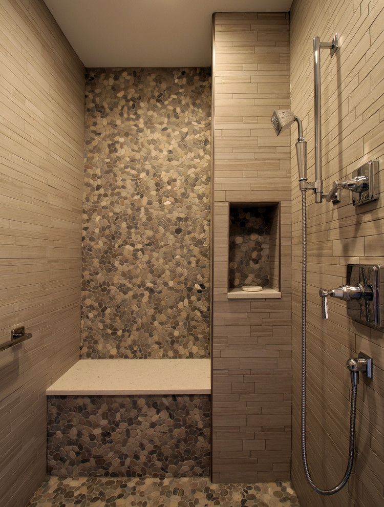 Bild på ett rustikt badrum, med möbel-liknande, skåp i slitet trä, en öppen dusch, en toalettstol med hel cisternkåpa, grå kakel, porslinskakel, beige väggar, klinkergolv i småsten, ett undermonterad handfat och bänkskiva i kvarts