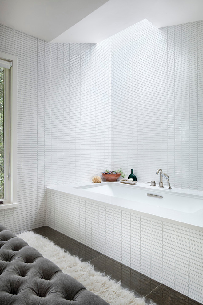 Réalisation d'une salle de bain principale design de taille moyenne avec un lavabo encastré, une baignoire encastrée, un carrelage blanc, mosaïque et un sol en calcaire.